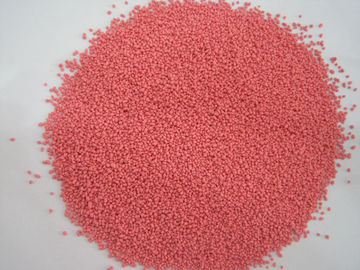 El color detergente del polvo motea los puntos rojos del sulfato de sodio para atraer a consumidores