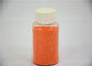 La naranja motea los puntos coloridos de la base del sulfato de sodio en polvo detergente