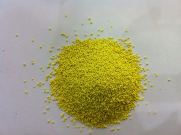 El amarillo detergente del polvo motea los puntos del color